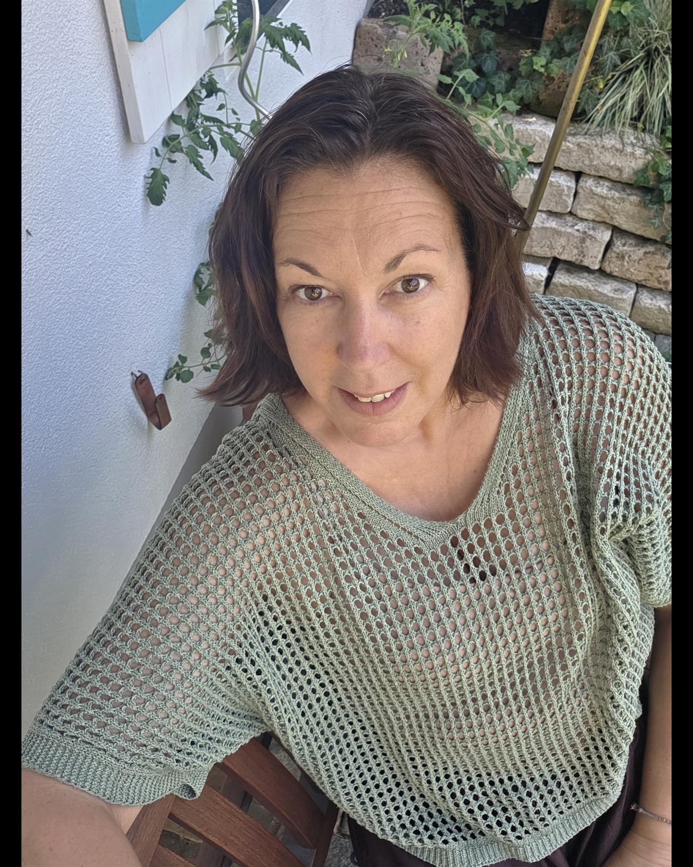 Melanie Zeyer, lächelnd, im Garten